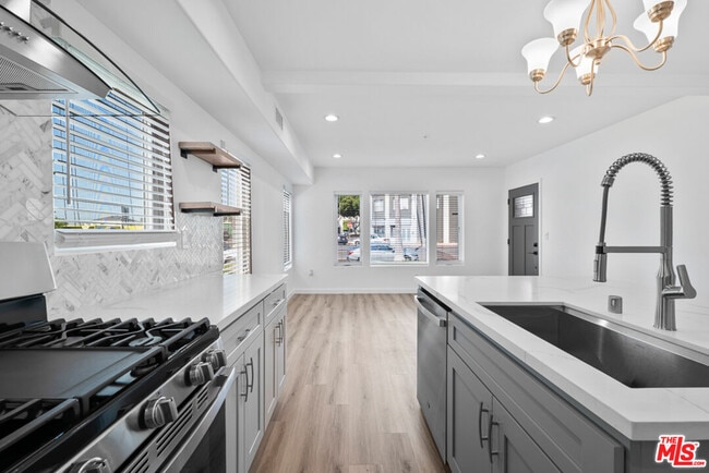 Building Photo - 10 N Primrose Ave