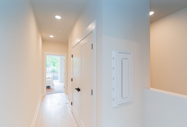 Building Photo - 2 Bedroom Townhome North Shore