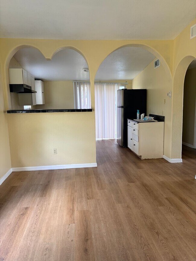 Building Photo - HUGE fenced yard with updated 2 bedroom Home  CALL Sheila to see 407-687-7900