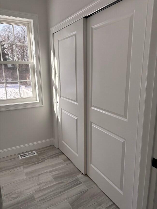 Building Photo - 724 Holmdel Rd