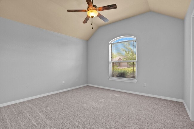 Building Photo - Spacious 3 Bedroom 2 Bath home in Great Location!