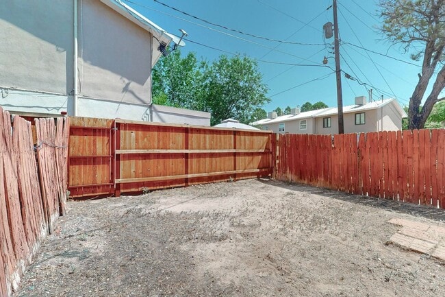 Building Photo - Cozy 3 Bedroom 1.5 Bathroom In NW Albuquer...