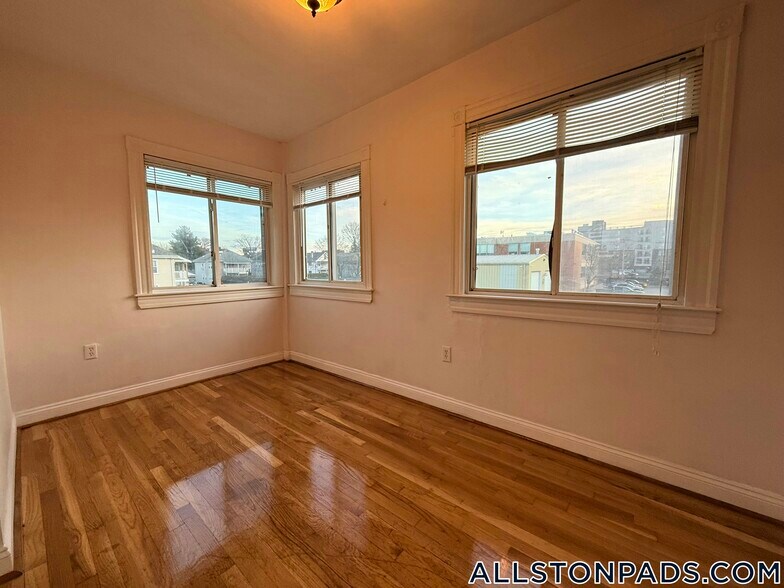 Building Photo - 35 Adamson St