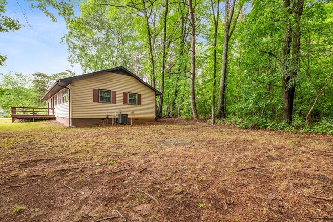 Building Photo - Updated Home, Stainless Steel Appliances, Wood Like Flooring, Deck, Garage!