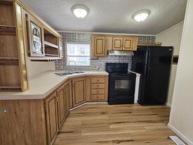 Building Photo - 115 Sharon Rd