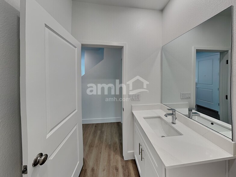 Building Photo - 5863 Vaes Dothrak St