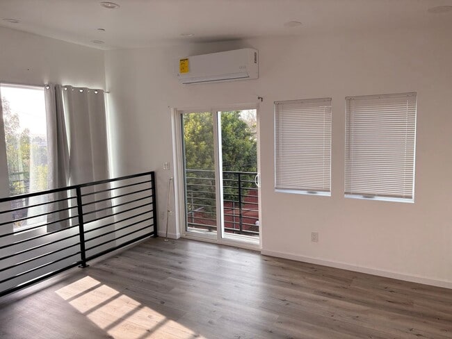 Building Photo - 3 bedrooms 3 baths home in San Diego. WATE...