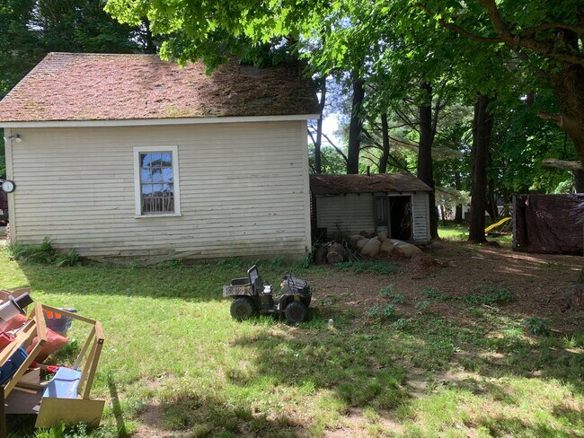 Building Photo - 4 Bedroom Single Family House Available Now!