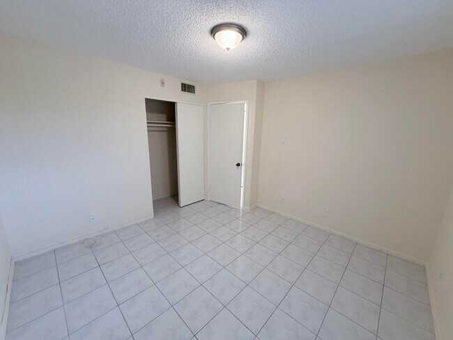 Building Photo - 1000 NE 14th Ave