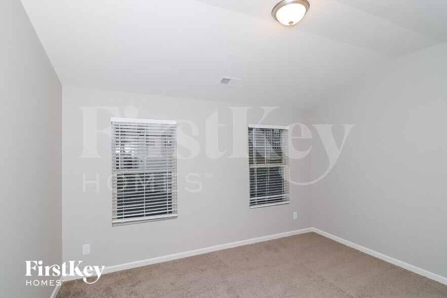 Building Photo - 555 Westridge Cir
