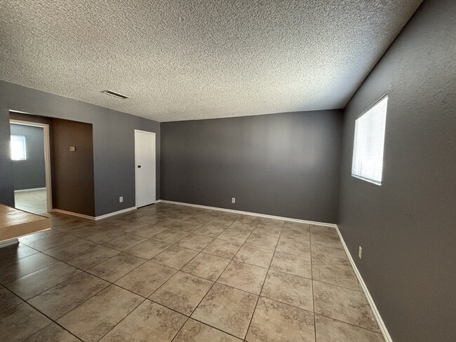 Building Photo - Charming 2-bedroom, 1-bath upstairs unit located in the Huntridge/Downtown Las Vegas area!