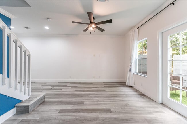 Building Photo - 422 NE 1st Ave