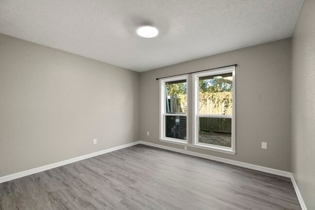 Building Photo - 8522 Scenic Green Dr