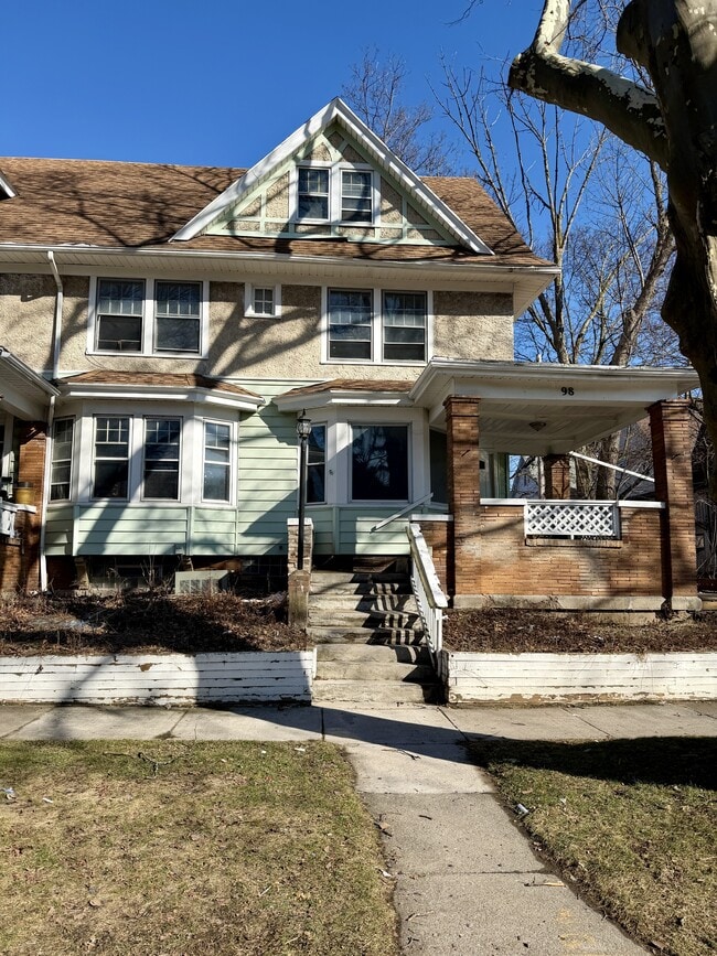 Building Photo - 98 Pierpont St