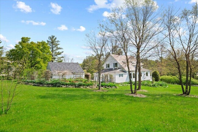 Building Photo - 627 W Rd