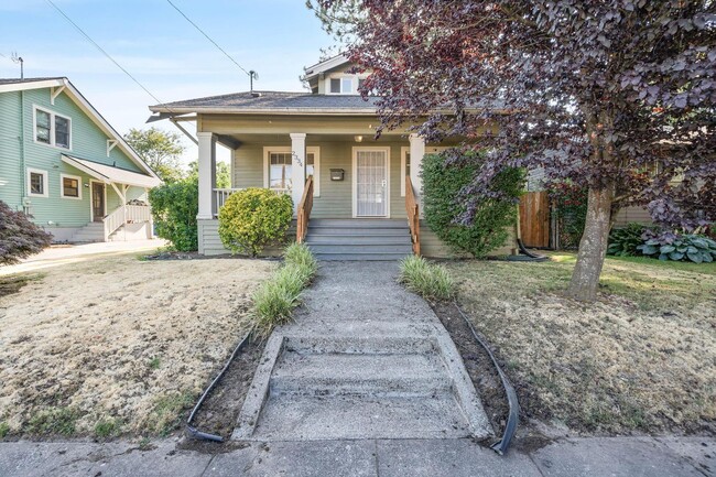 Building Photo - Cute 3-bdrm/2-bath vintage home—Nice fence...