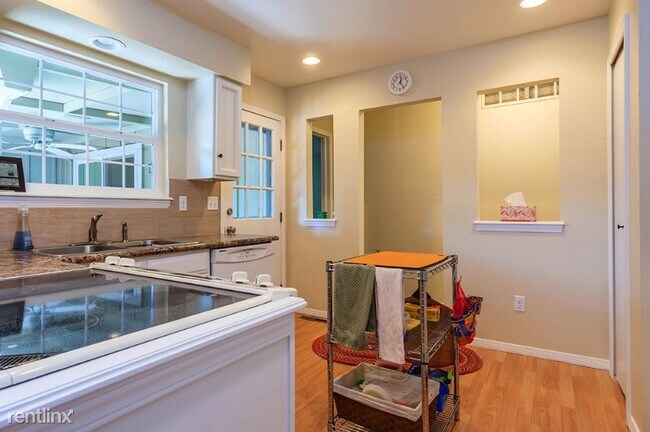 Building Photo - 4 br, 3 bath Townhome - 2851 E. Geddes Pl.