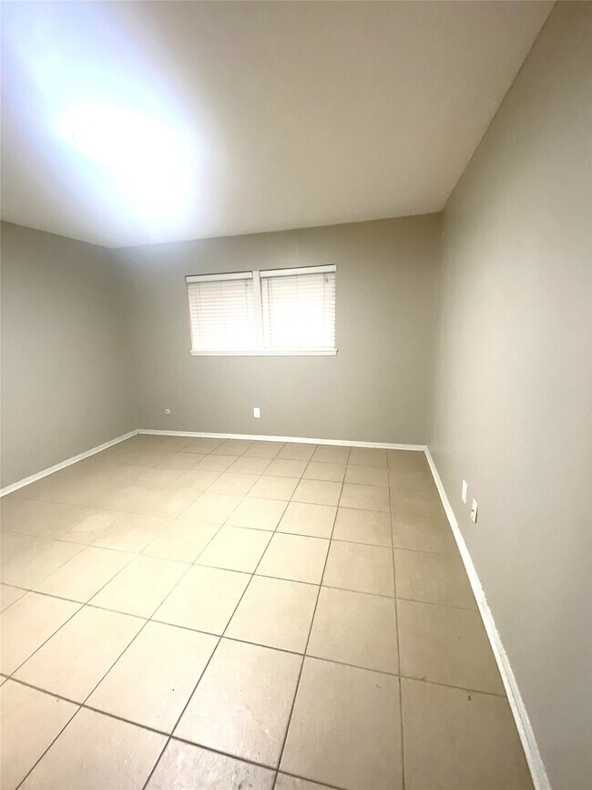 Building Photo - 1102 W Tri Oaks Ln
