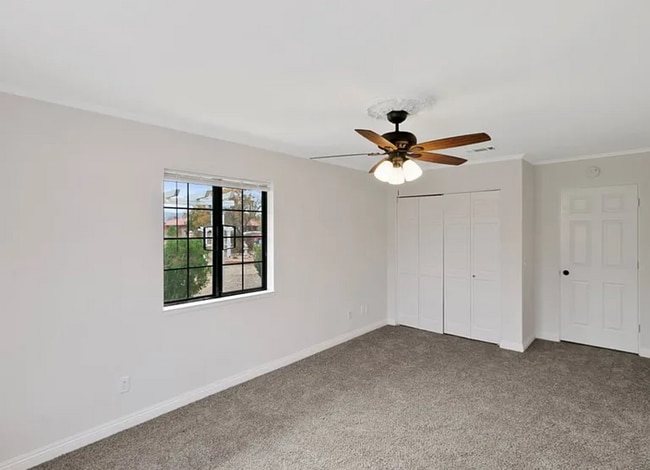 Building Photo - Spacious living, large yard, off street parking.  Available 11/5 Move In