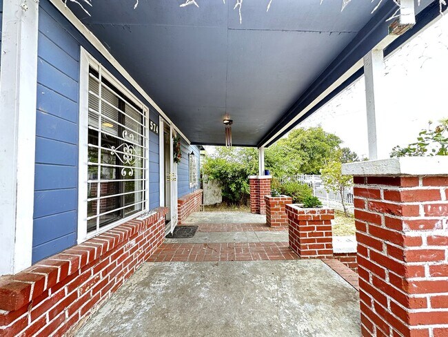 Building Photo - 574 Duboce Ave
