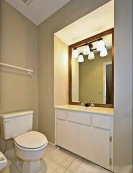Building Photo - 105 Saint Charles Pl