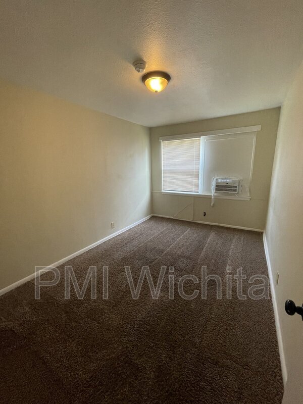 Building Photo - 2557 N Park Pl