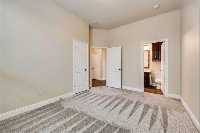 Building Photo - 2216 Grant Pk Wy