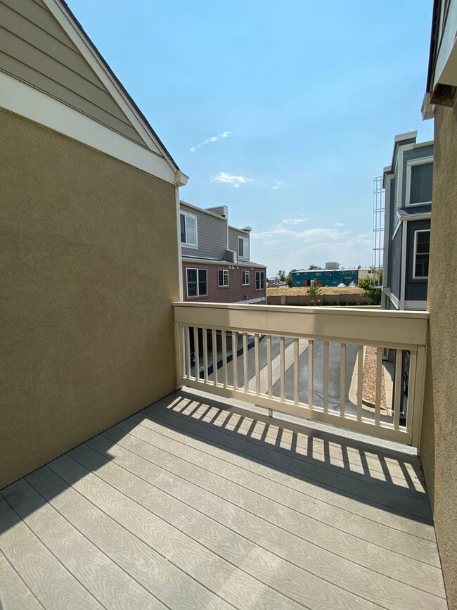 Building Photo - Renovated 2 Bedroom 2.5 Bathroom Condo in ...