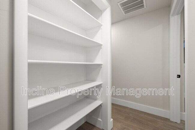 Building Photo - 450 Scenic Dr