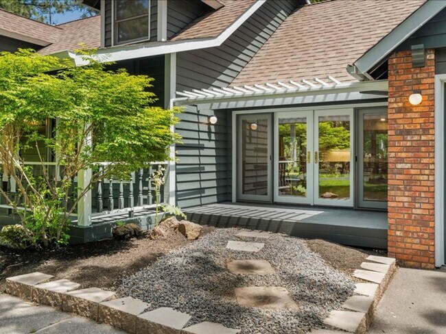Building Photo - Stunning Custom Home 4 Bedroom in the Gate...