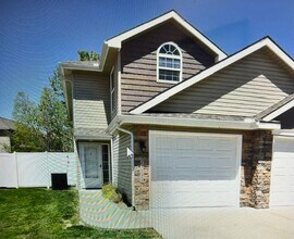 Building Photo - 3 Bedroom , 2.5 Bath Oak Valley Townhouse