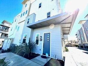 Building Photo - Gorgeous modern townhouse