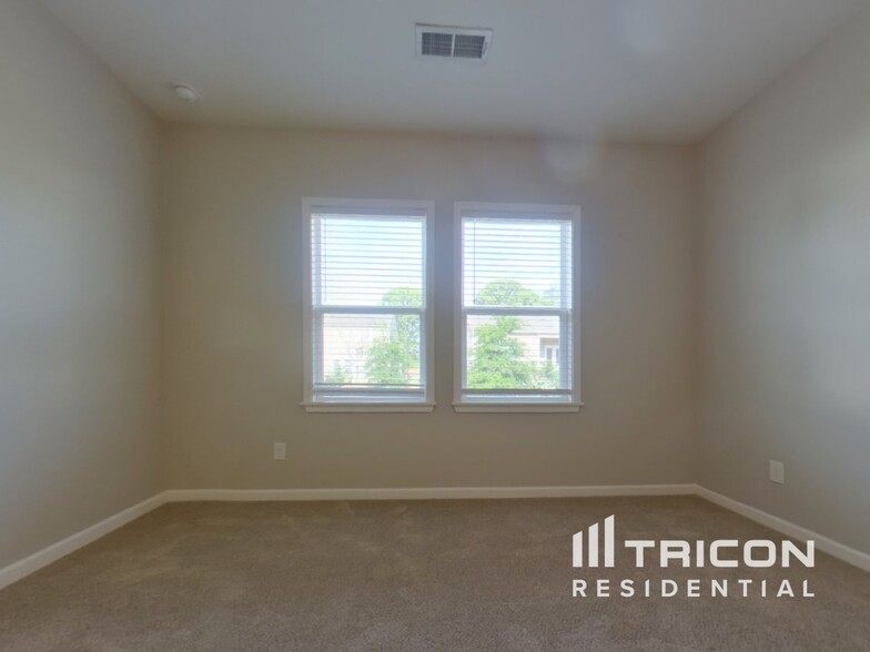 Building Photo - 94 Cottontail Ln