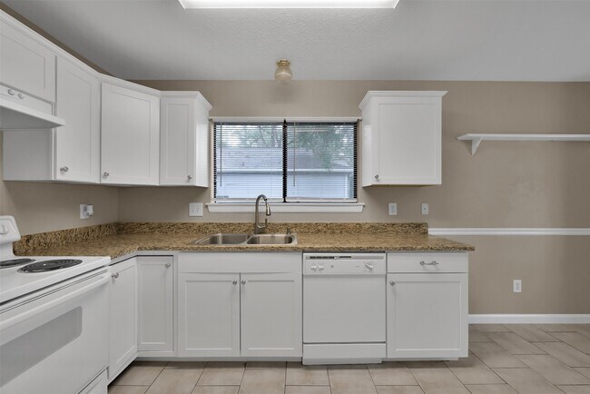 Building Photo - 93 W High Oaks Cir