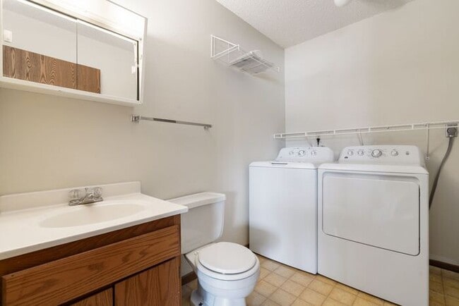 Building Photo - $1,250 | 2 Bedroom, 1.5 Bathroom Duplex | ...