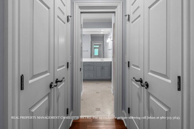 Building Photo - Luxurious 4 Bedroom, 5.5 Bathroom Townhome on Prestigious Queens Road. Contact (980) 315-3645 for...