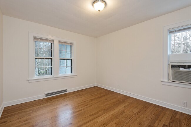 Building Photo - 618 1/2 Sheridan Rd