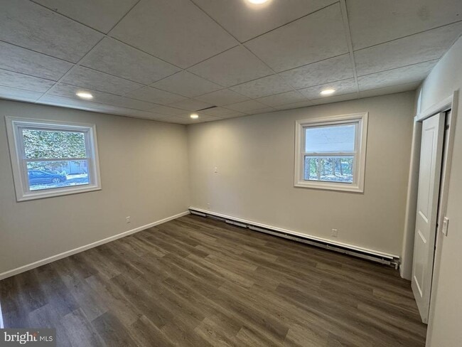 Building Photo - 601 E Lakeshore Dr