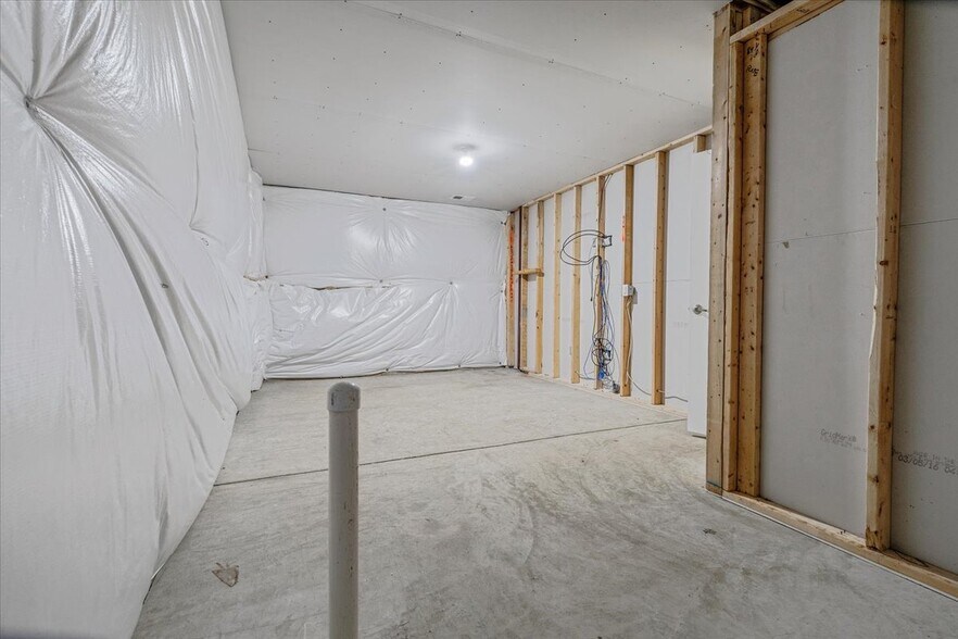 Building Photo - 8059 Hinsdale Ln