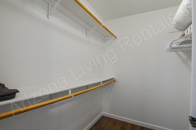 Building Photo - FURNISHED AVAILABLE OCTOBER - MAY