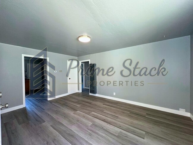 Building Photo - 743 Miller St