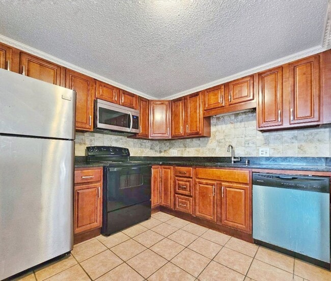 Building Photo - Beautiful renovated 3 bed 2 bath townhouse with deeded parking and easy Highway access