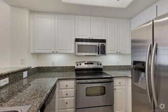 Building Photo - Beautiful 1 bedroom, 1 bath condo in La Jo...