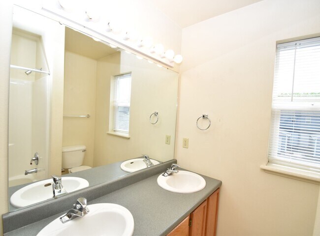 Building Photo - Nice Large 2 Bedroom 1 Bathroom Townhouse ...