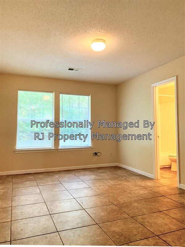 Building Photo - 4847 Royal Run Dr