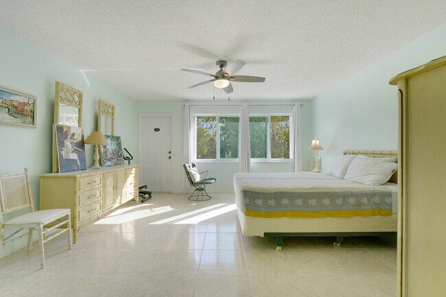 Building Photo - 4515 NW 3rd Ct