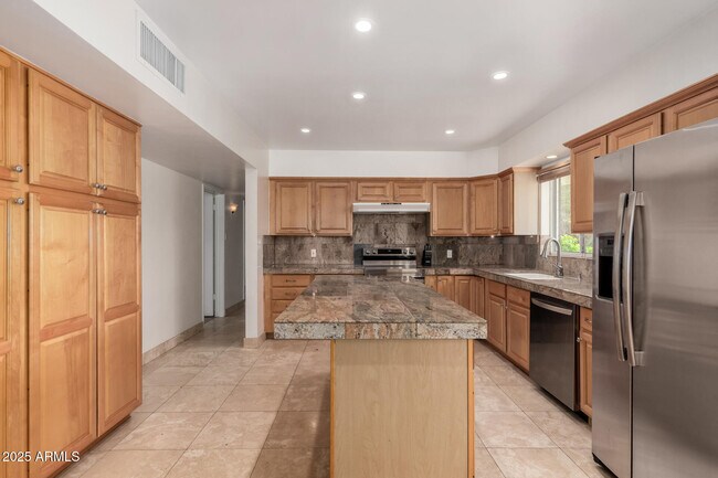 Building Photo - 6925 E Rancho Vista Dr