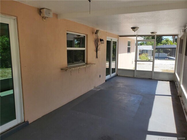 Building Photo - 1257 NE Sago Dr