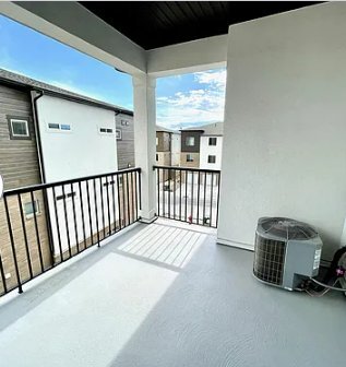 Building Photo - 357 750 N