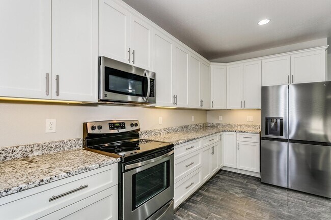 Building Photo - 4 bedroom 2 bathroom home near Eglin Air F...
